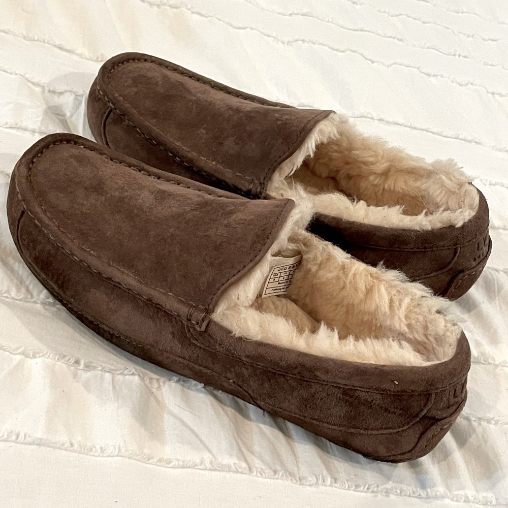 UGG Men’s Ascot Matte Leather Slippers- size 9